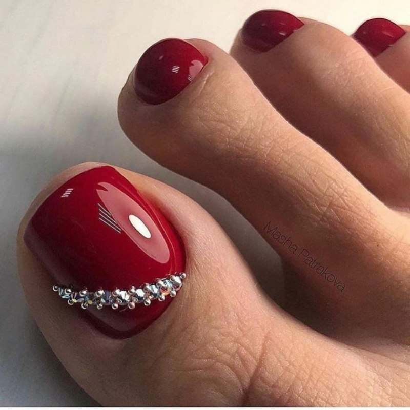 Красный педикюр со стразами
