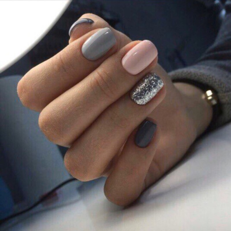Серо-розовый маникюр