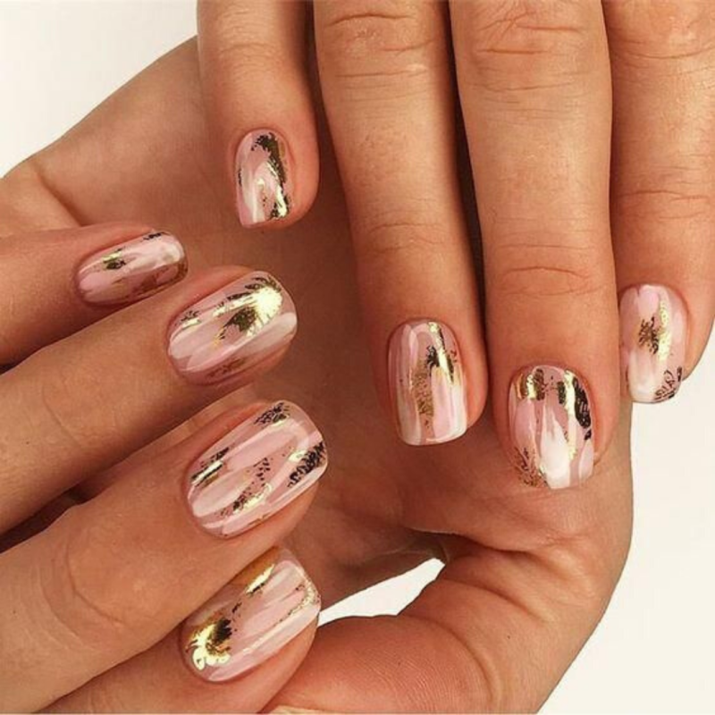 Маникюр с фольгой на короткие ногти