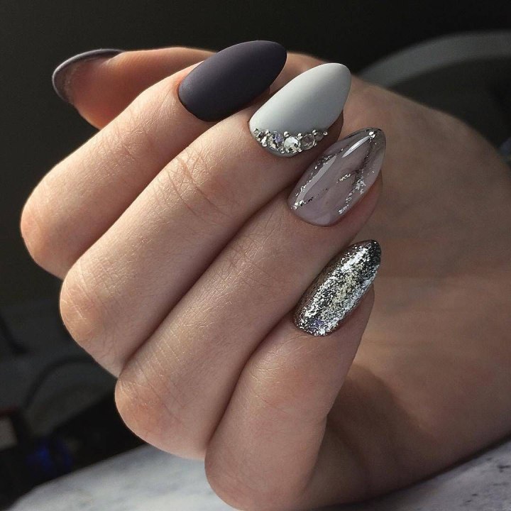 Серо серебристый маникюр