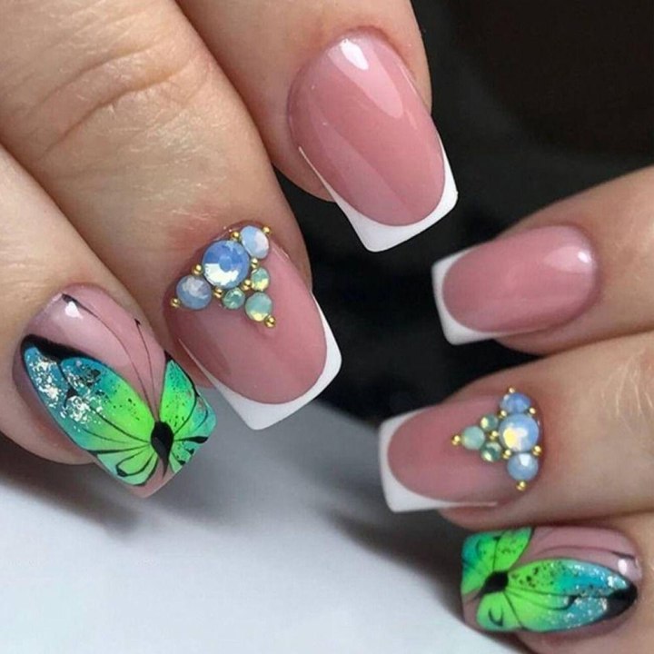 Летний маникюр с бабочками