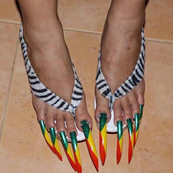 Длинные ногти на ногагах