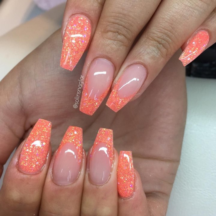 Коралловый маникюр с блестками