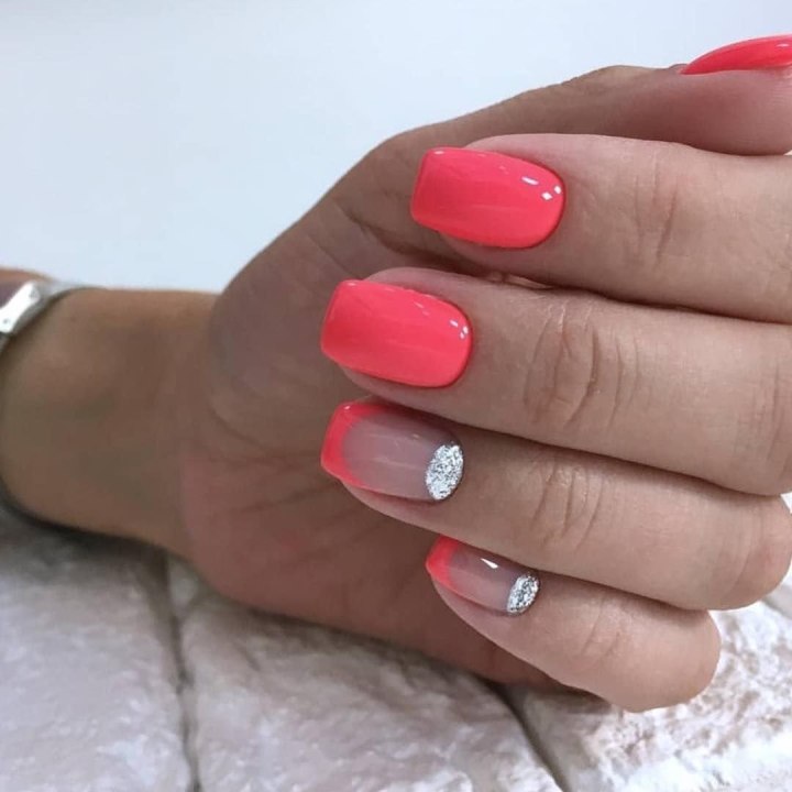Яркий маникюр с лунками