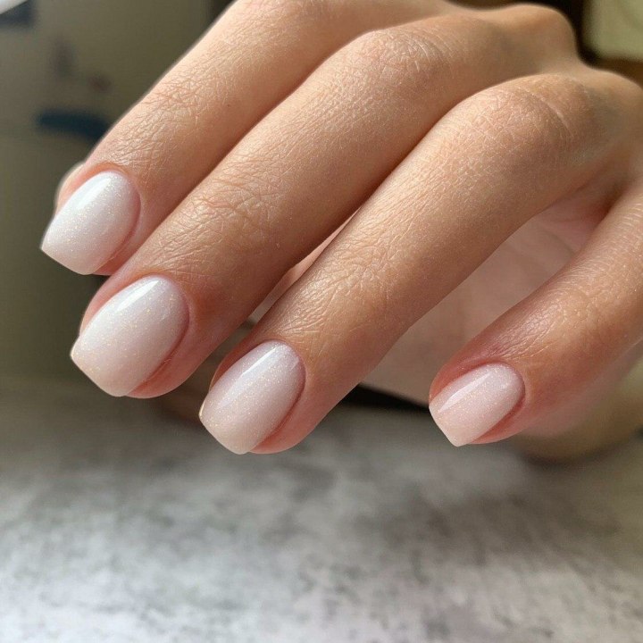 Молочные ногти короткие квадратные